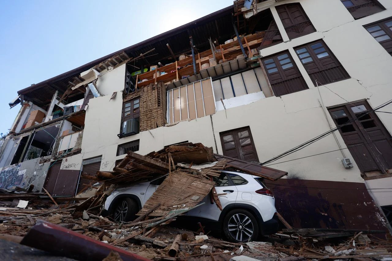 View of a damaged building and a car after an earthquake in Manizales, Caldas department, Colombia, on Auguts 10, 2026. (AFP Photo)