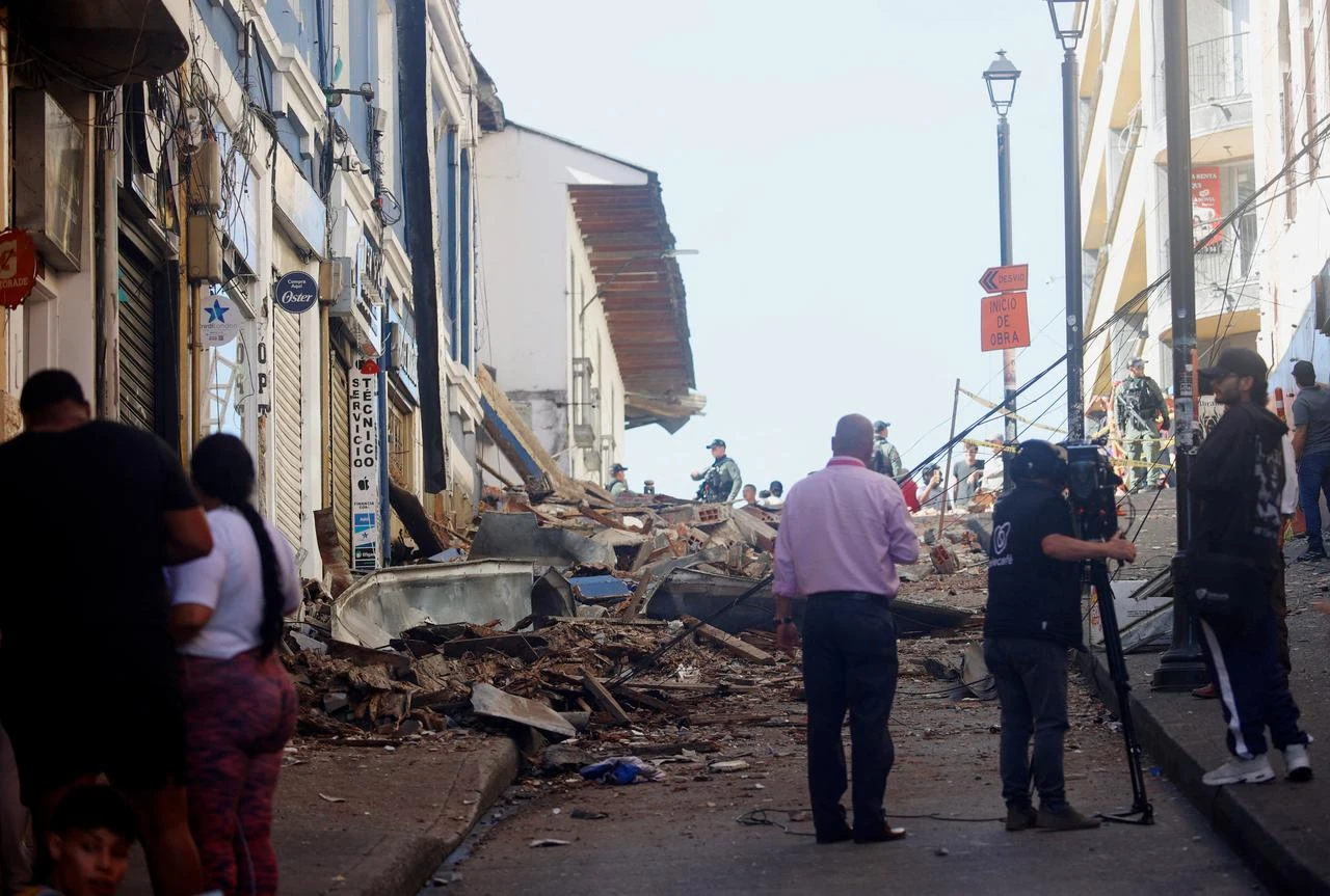 Rubbles on a street are pictured after the earthquake in Manizales, Colombia on August 10, 2026. (AFP Photo)