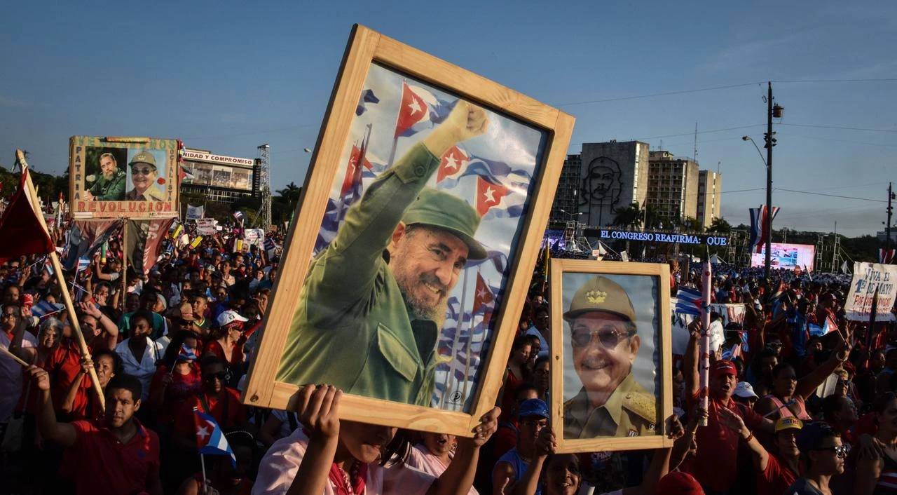 Cubans display pictures of Cuban former president Fidel Castro and president Raul Castro (R) during the May Day parade in Havana, on May 1, 2016. (AFP Photo)