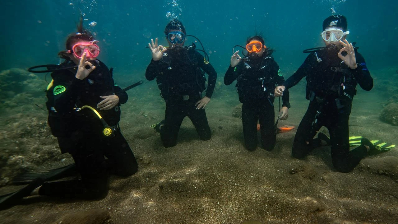 Three generations under the sea: Izmir dive program opens to 12-year-olds