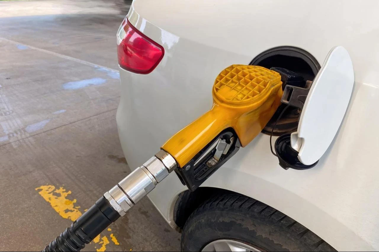 A fuel nozzle pumps gasoline into a passenger car at a filling station in Türkiye. (Adobe Stock Photo)
