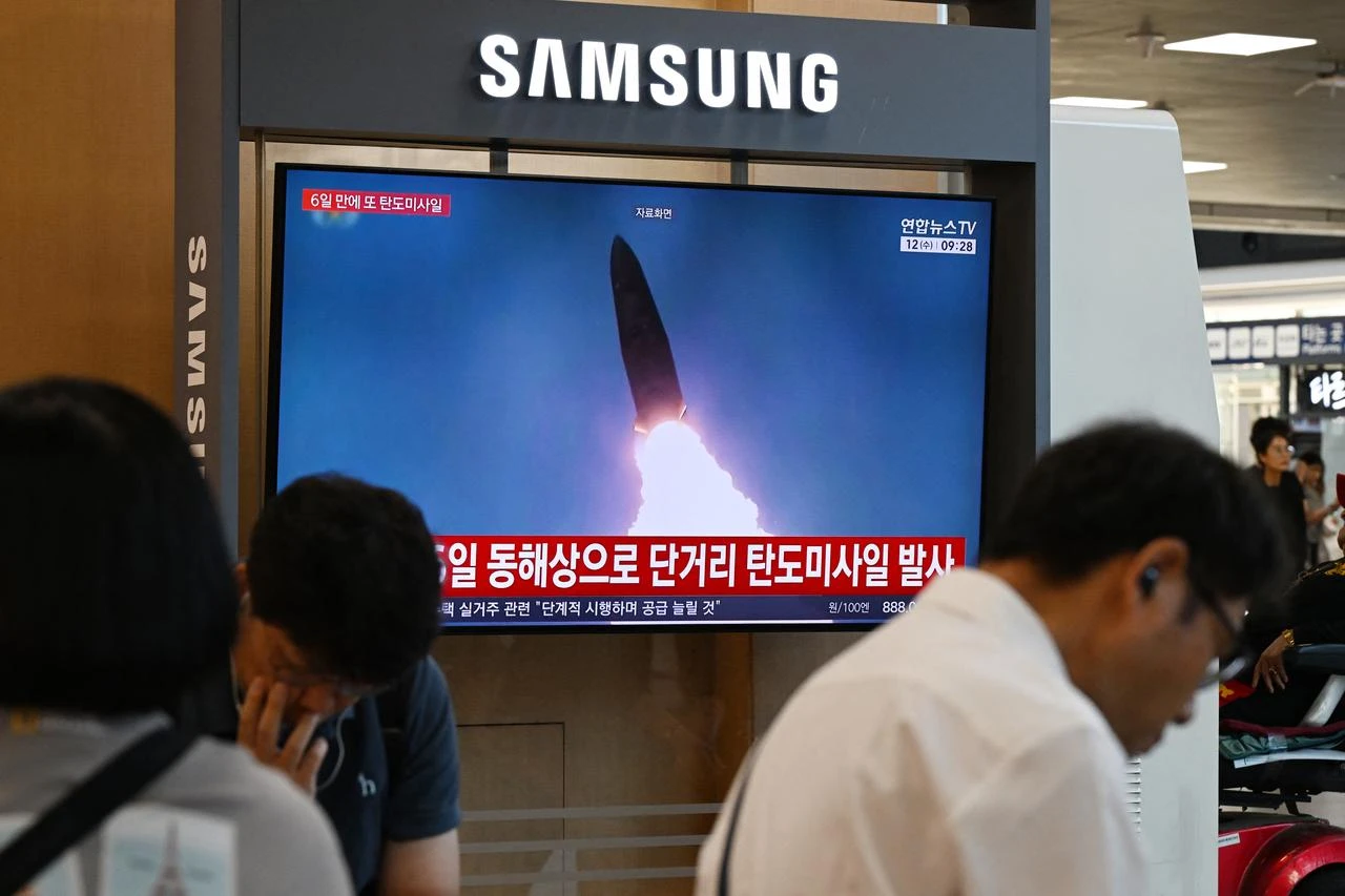 News coverage showing file footage of a North Korean missile launch is seen on a screen at Seoul Station in Seoul on August 12, 2026. (AFP Photo)