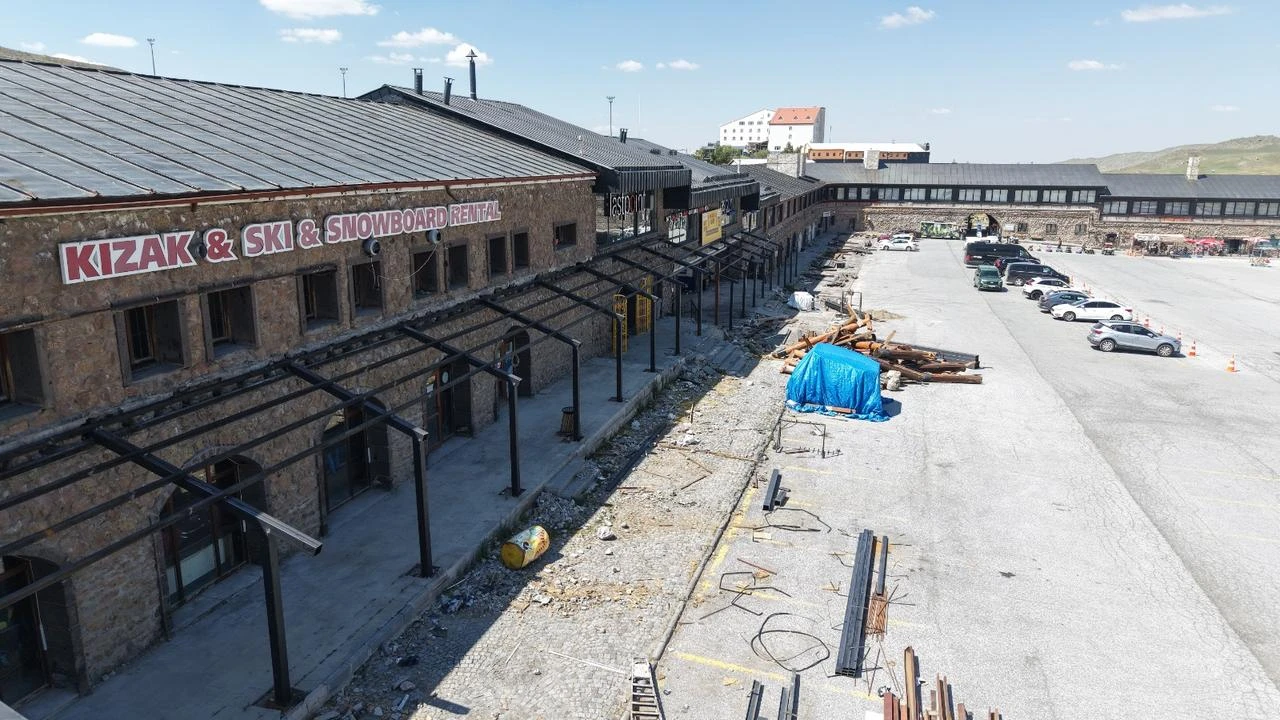 Maintenance, repair, and modernization work is underway at Erciyes, one of Türkiye’s most important winter tourism destinations, ahead of the new season. (AA Photo)