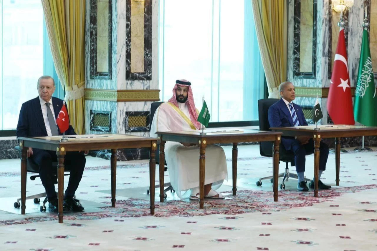 President Recep Tayyip Erdogan (L), Saudi Crown Prince Mohammed bin Salman (C), and Pakistani Prime Minister Shehbaz Sharif (R) sign a trilateral defense agreement in Mecca, Saudi Arabia, Aug. 7, 2026. (Turkish Presidency)