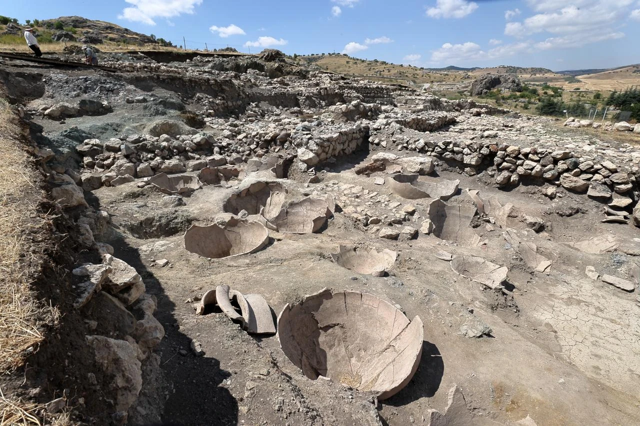 16 storage jars from Assyrian Trade Colonies period uncovered at Hattusa