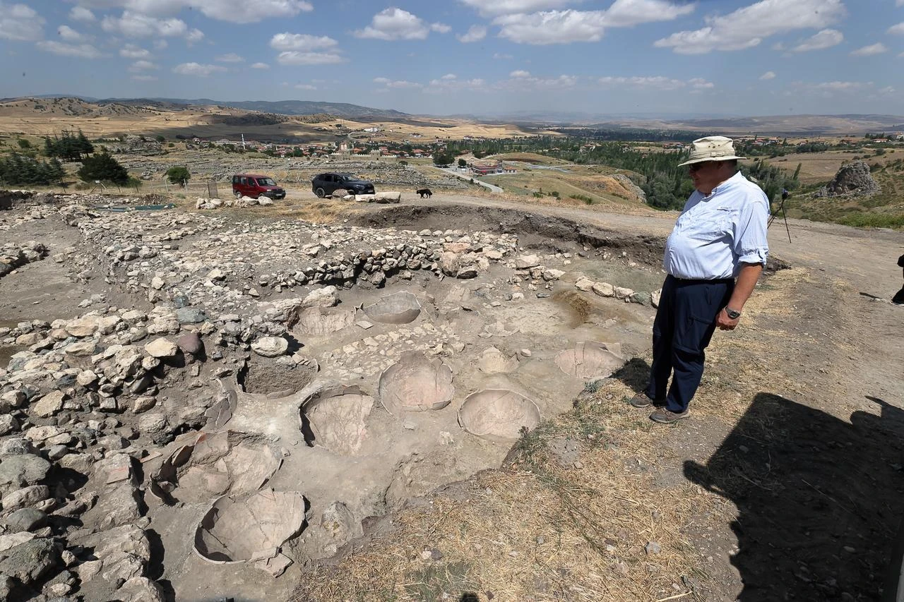 A view of the excavation area where 16 large storage jars dating back around 3,800 years were uncovered at Hattusa in Corum, Türkiye. (AA Photo)