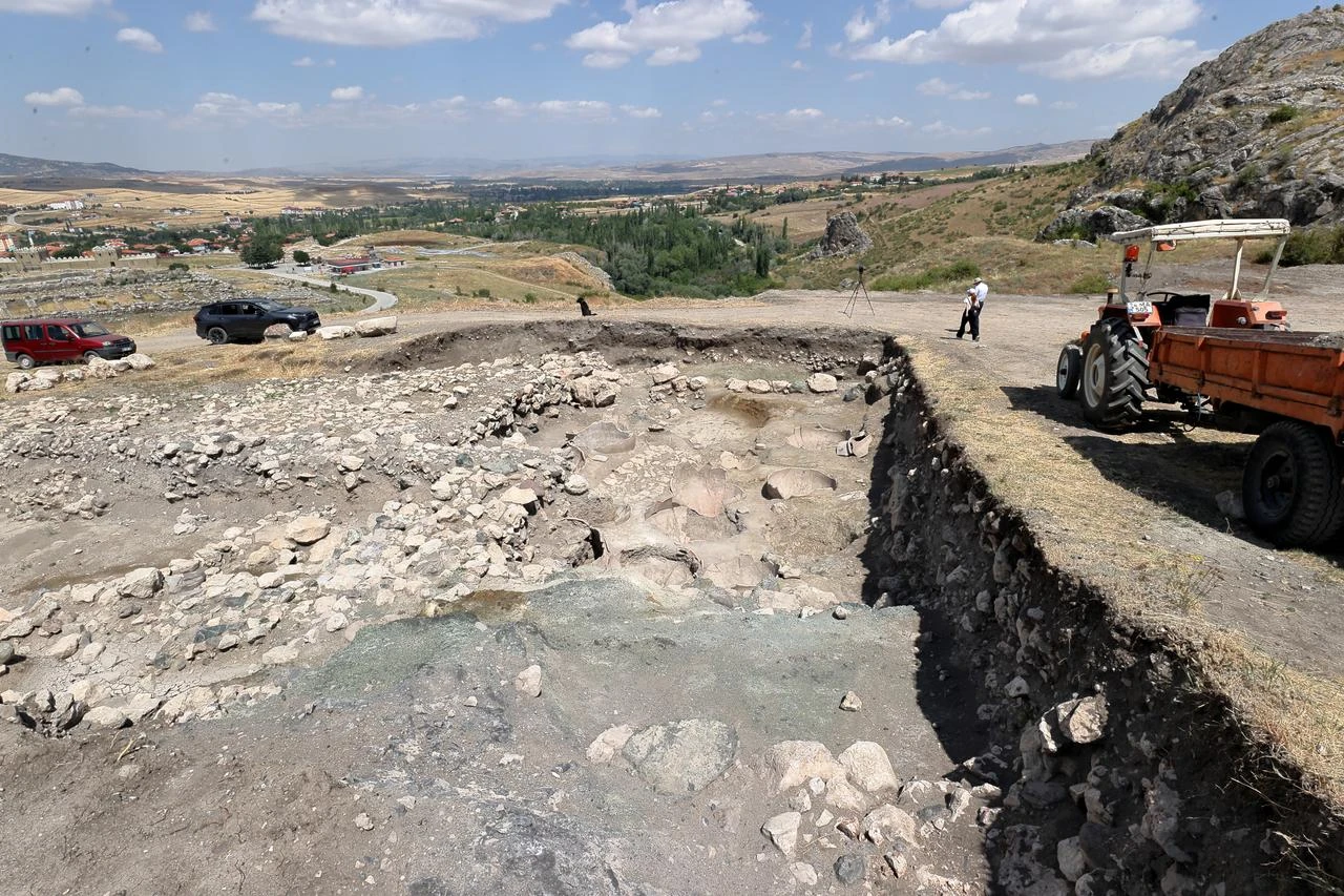 The excavation area on Hattusa's northwestern Buyukkale slope, where archaeologists uncovered a pre-Hittite storage and commercial complex dating to around 1,800-1,750 B.C. (AA Photo)