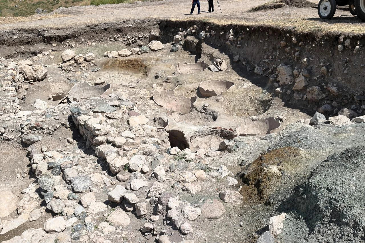 Partially preserved storage jars are seen among architectural remains at Hattusa in Corum, Türkiye, during excavations of a roughly 3,800-year-old complex. (AA Photo)