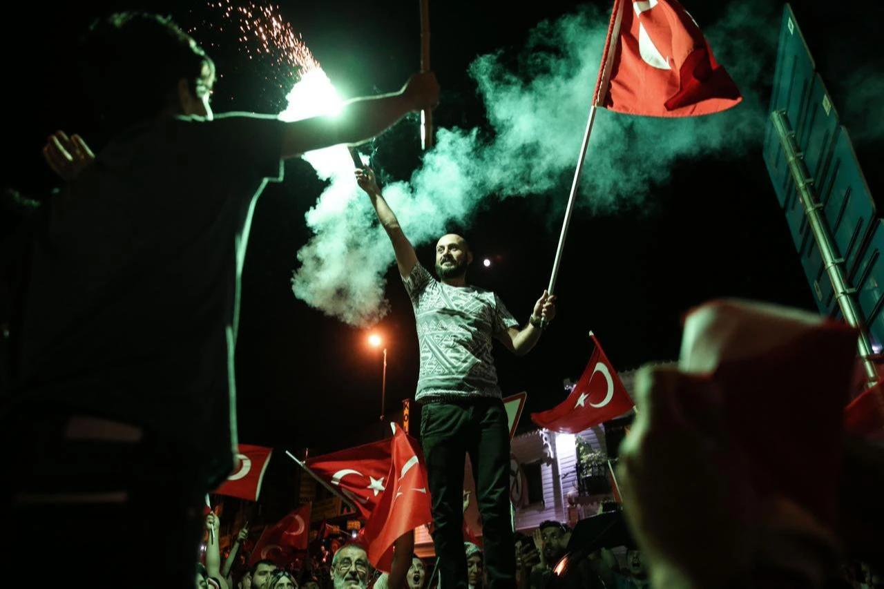 People gather in front of Turkish President Recep Tayyip Erdogan's residence to protest the FETO's failed military coup attempt, Istanbul, Türkiye, July 17, 2016.(AA Photo)