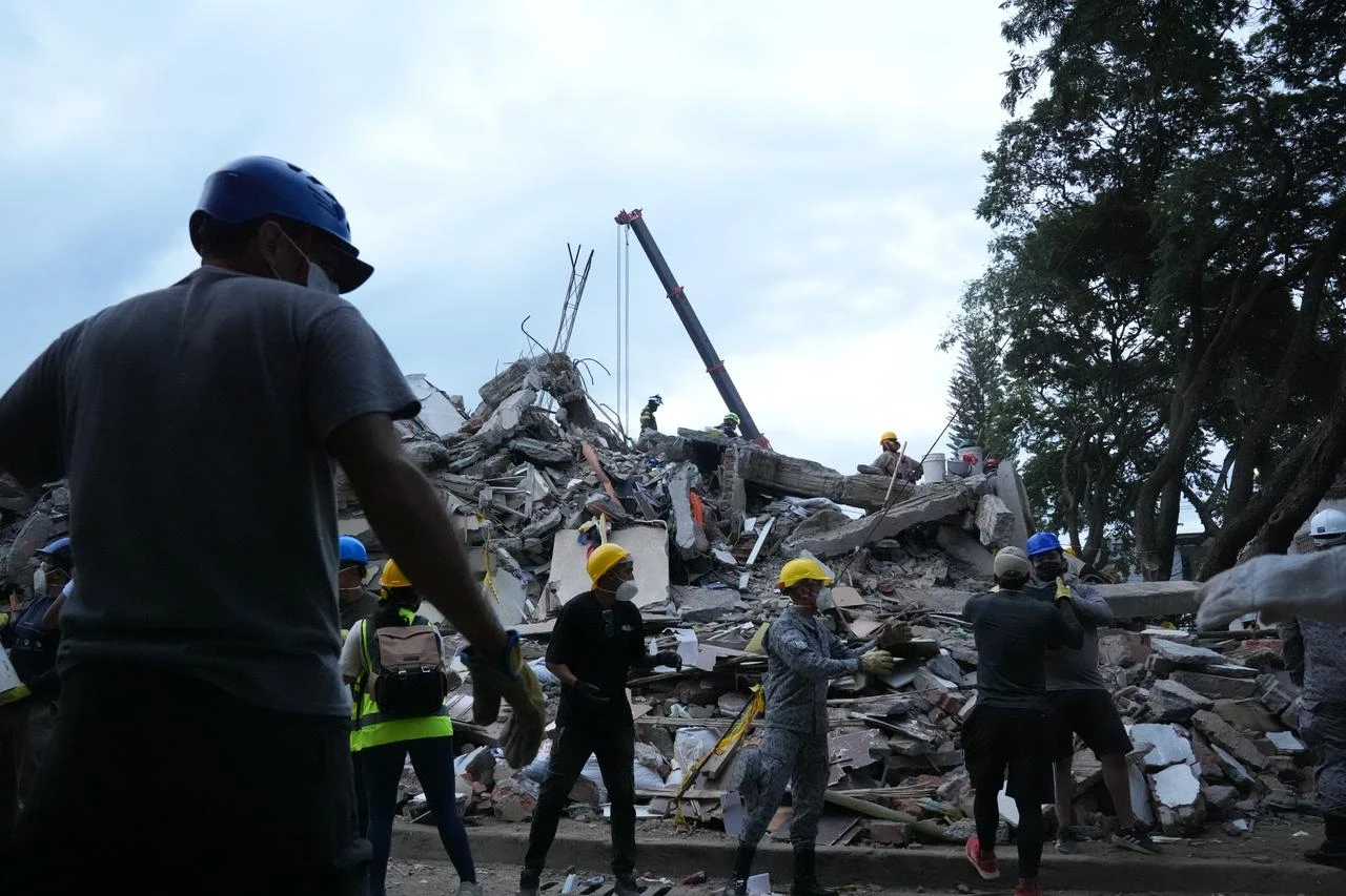 Residents and Members of emergency response agencies, including the Fire Department, the Colombian Army, and the search for survivors among the rubble of collapsed structures, in Cali, Colombia on August 12, 2026. (AA Photo)