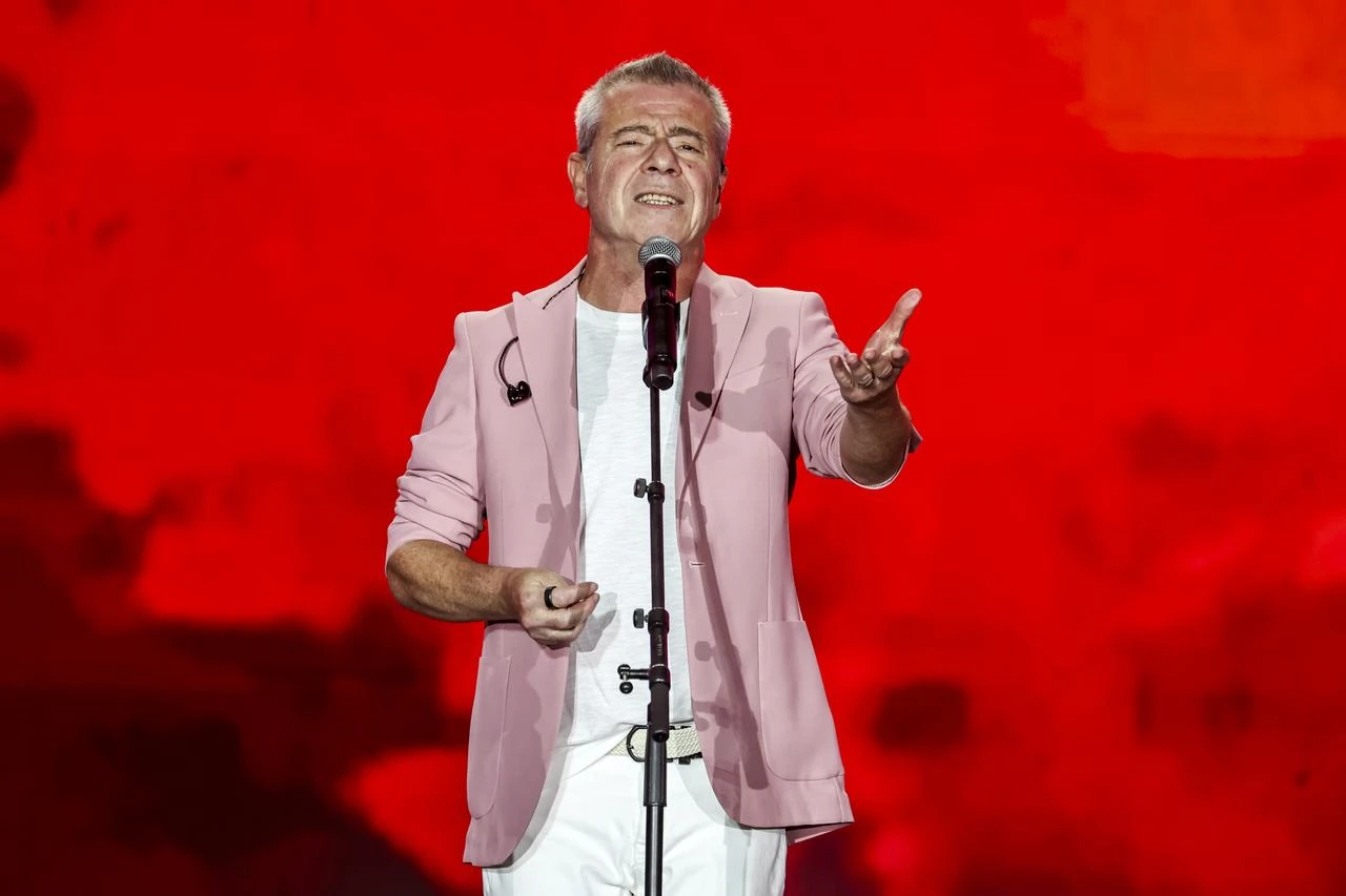 Levent Yuksel performing on the stage of “Istanbul Festival.” (AA Photo)