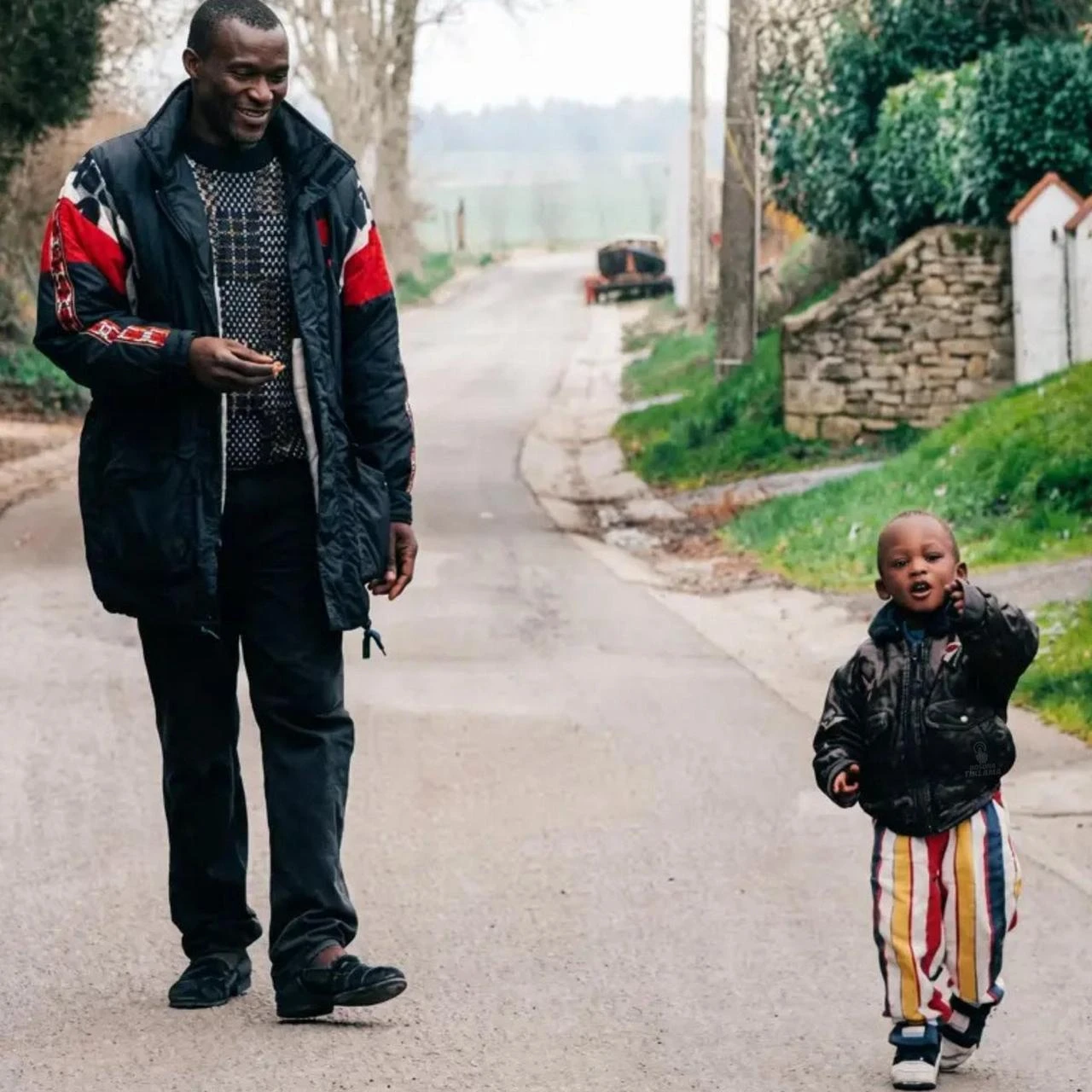 A little Romelu Lukaku (R) walks alongside his father, Roger Lukaku, who spent the 1996-97 season with Genclerbirligi in Türkiye. (Photo via X/@sporsAlll)