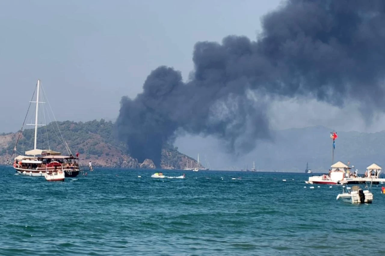 Tourists jump into sea as tour boat catches fire off Türkiye's Fethiye