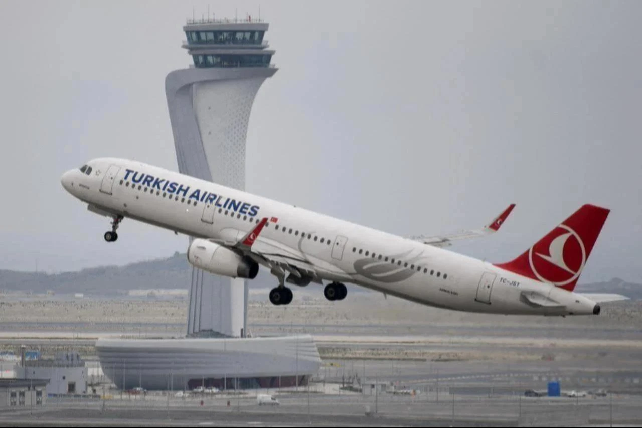 A Turkish Airlines Airbus A321 plane takes off in front of the control tower at Istanbul Airport in Istanbul, Türkiye on April 6, 2019. (AFP Photo)