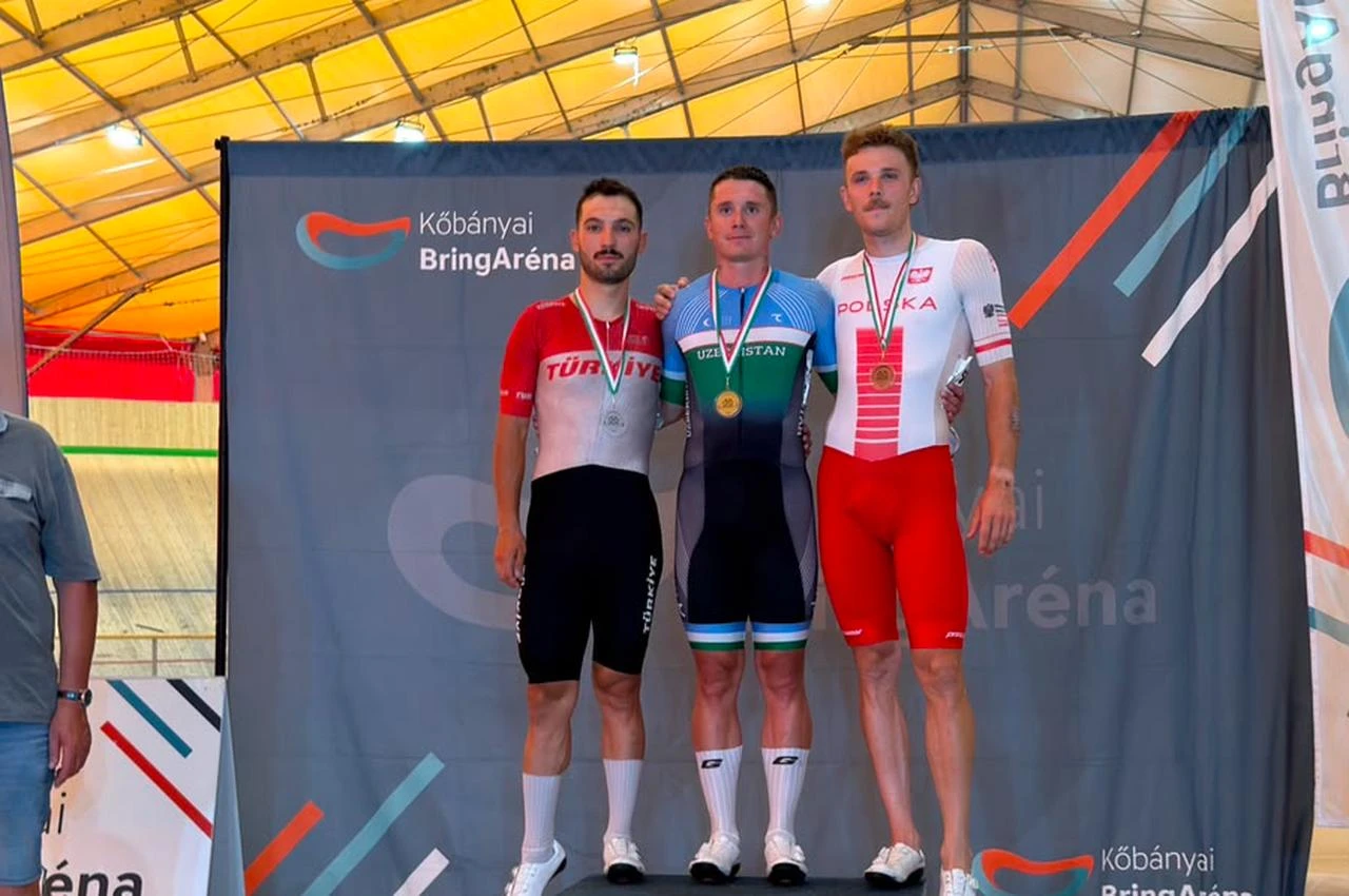 Turkish national cyclist Ramazan Yilmaz poses on the podium after securing a silver medal at the IV. Budapest GP in Budapest, Hungary, August 2026. (Photo via Turkish Cycling Federation)