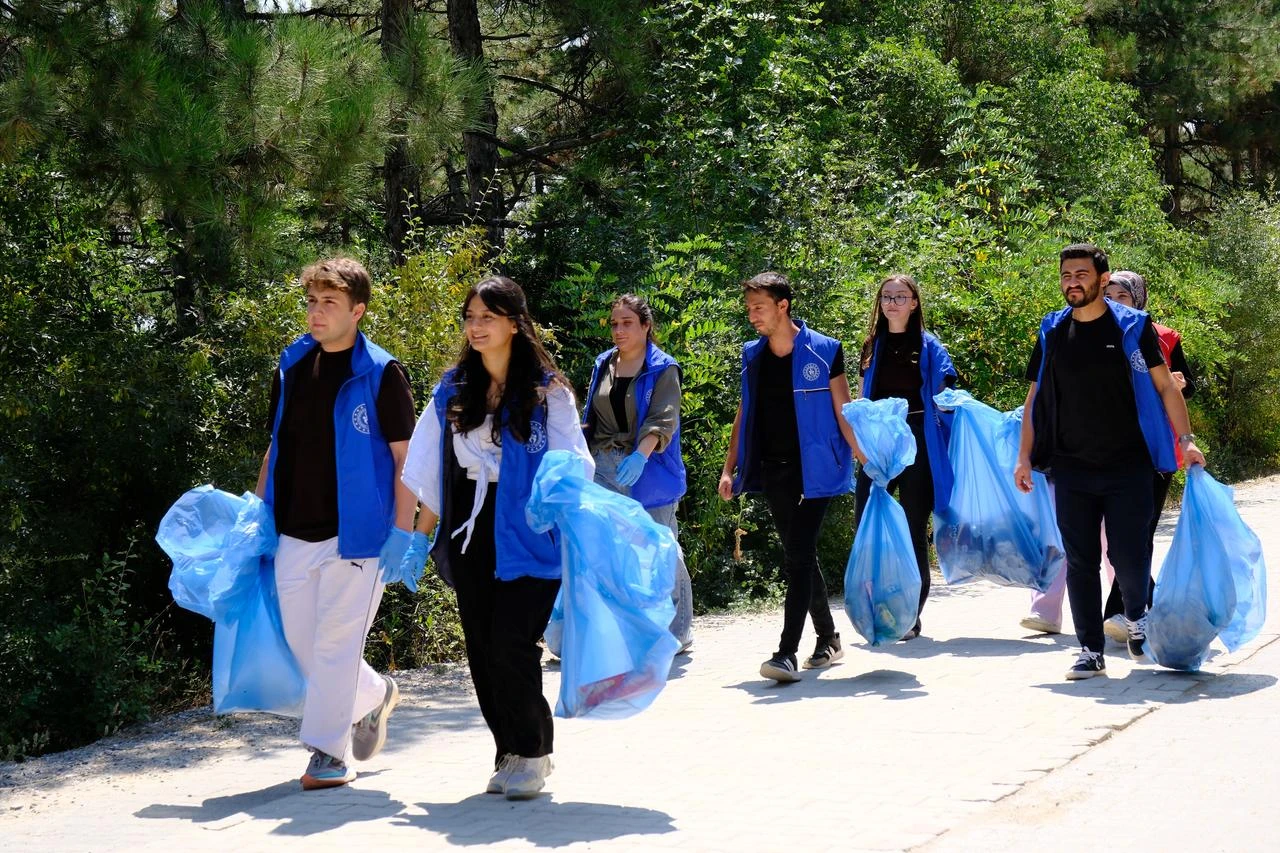 Volunteers clean 10 hectares of forest in Konya to prevent wildfires