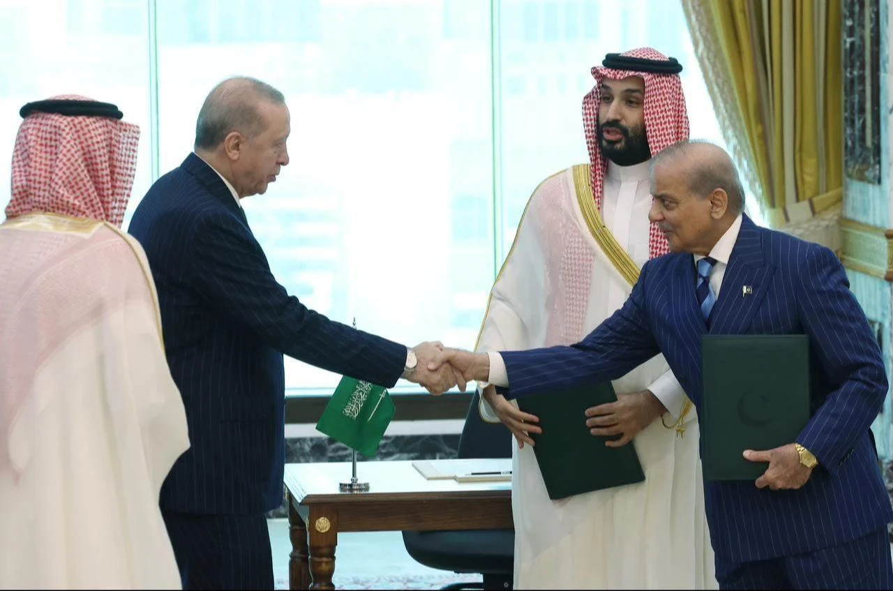 President Recep Tayyip Erdogan (2nd L), Saudi Crown Prince Mohammed bin Salman (C), and Pakistani Prime Minister Shehbaz Sharif (R) sign a trilateral defense agreement in Mecca, Saudi Arabia, Aug. 7, 2026. (Photo via Turkish Presidency/Murat Cetinmuhurdar/HO)