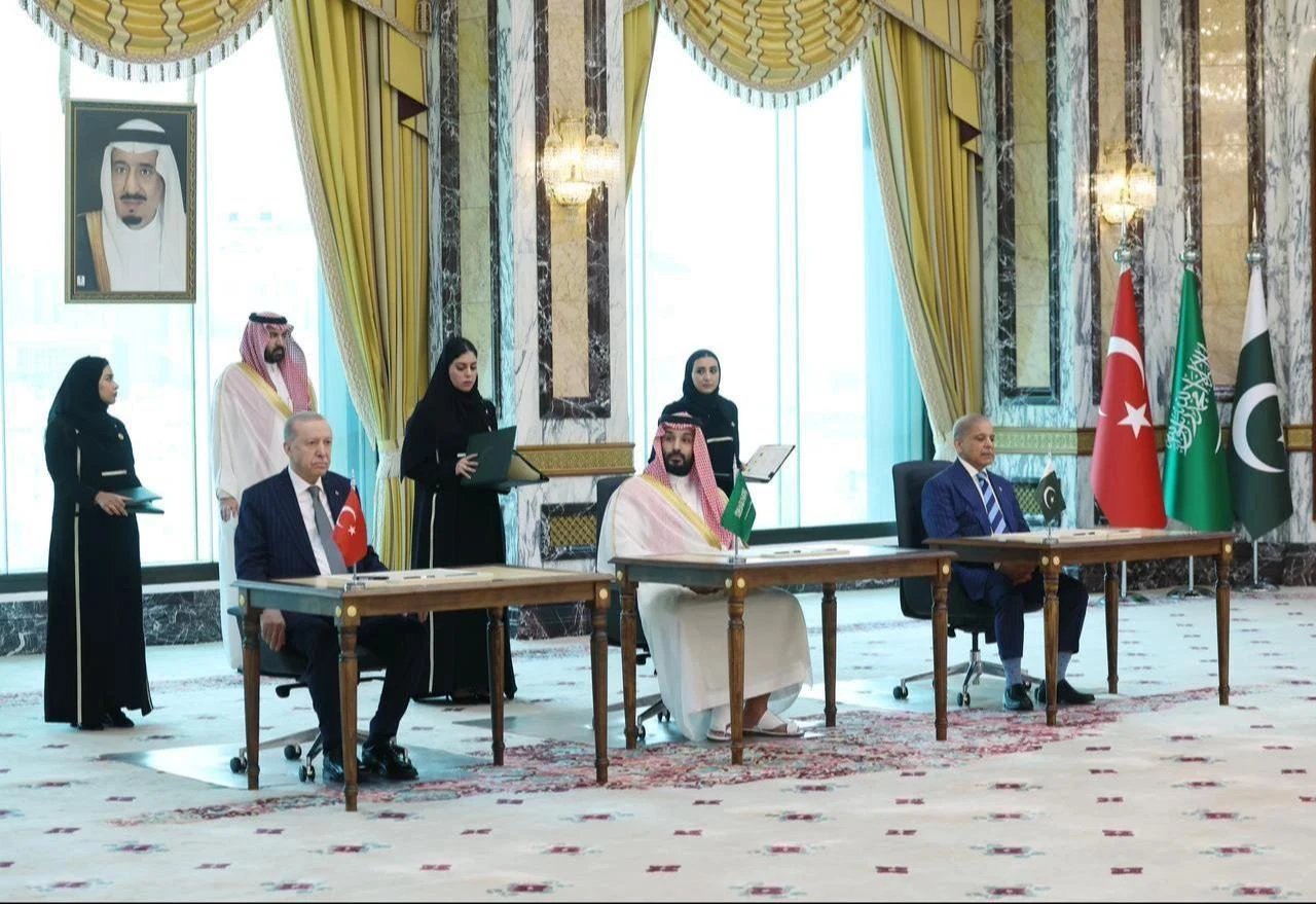 President Recep Tayyip Erdogan (L), Saudi Crown Prince Mohammed bin Salman (C), and Pakistani Prime Minister Shehbaz Sharif (R) sign a trilateral defense agreement in Mecca, Saudi Arabia, Aug. 7, 2026. (Photo via Turkish Presidency/Murat Cetinmuhurdar/HO)