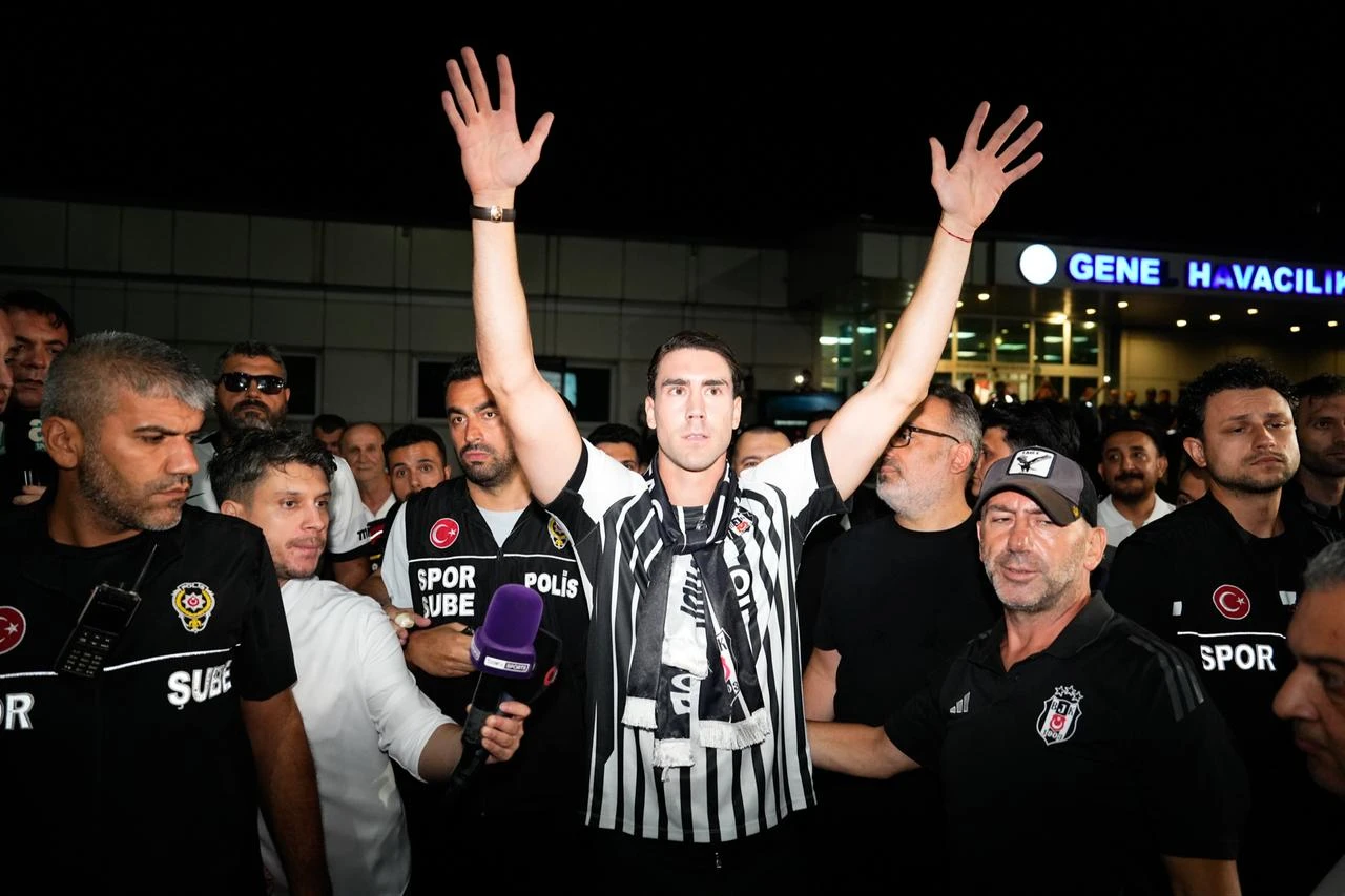 Dusan Vlahovic greets Beşiktaş supporters after arriving at Atatürk Airport General Aviation Terminal in Istanbul, Türkiye, Aug. 12, 2026. (Photo via Beşiktaş JK)