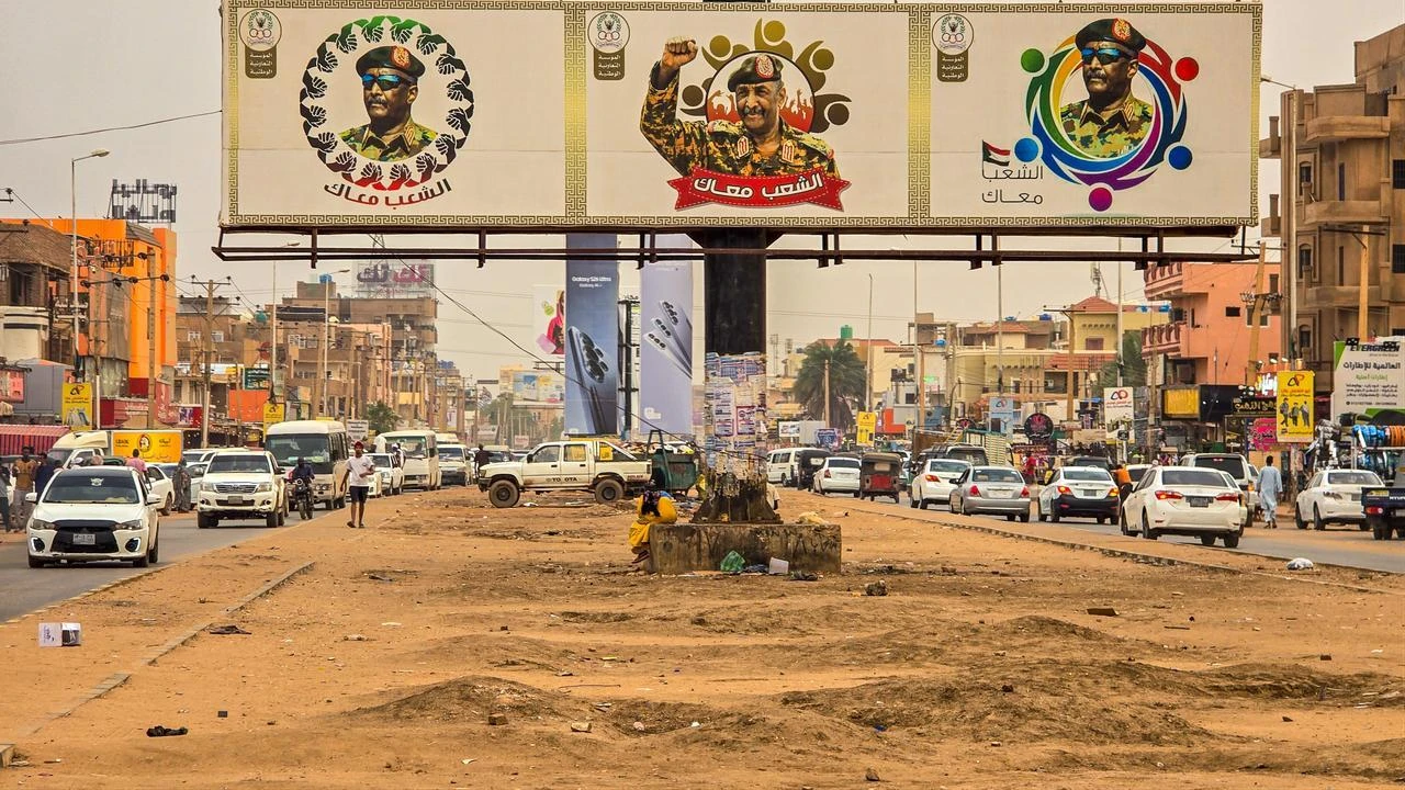 A general view of the traffic congestion as local markets reopen and street vendors set up stalls as daily life gradually resumes amid recovery and reconstruction efforts under the shadow of war damage and economic crisis, in Khartoum, Sudan, Aug. 1, 2026. (AA Photo)