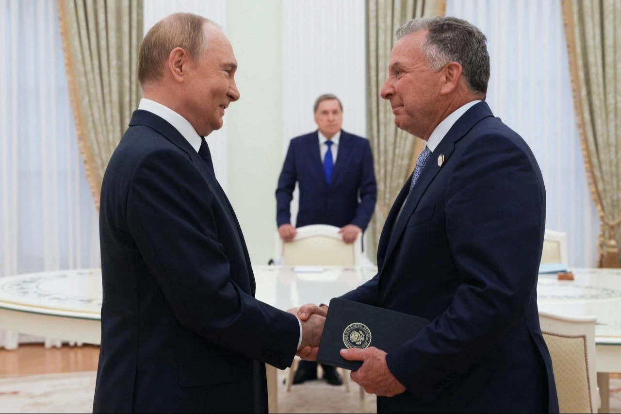 Russia's President Vladimir Putin greets US Special Envoy Steve Witkoff prior to their talks in Moscow on August 6, 2025. (AFP Photo)