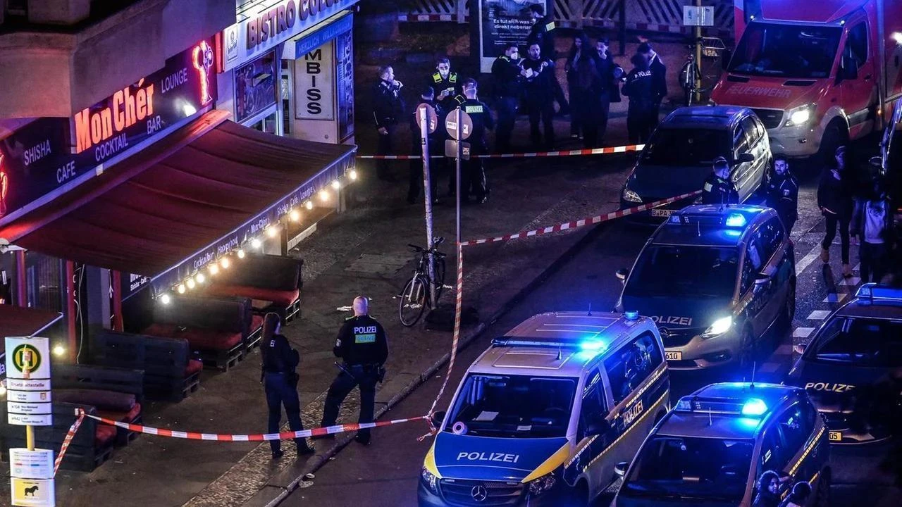 A police operation on October 30, 2021 in Germany's Berlin Kreuzberg following a stabbing. (Photo via stern.de)