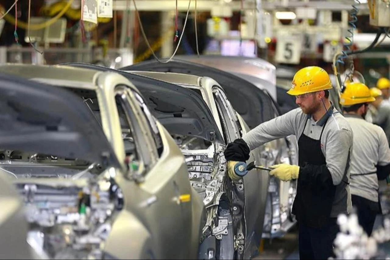Workers assemble vehicles on a production line at an automotive factory in Türkiye, date and time undisclosed. (AA Photo)