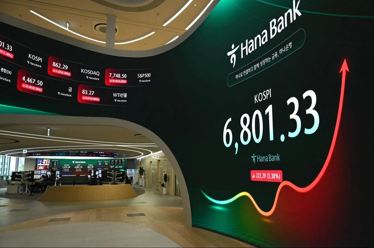 A screen shows the South Korea’s benchmark KOSPI stocks index in a foreign exchange dealing room at the Hana Bank headquarters in Seoul, August 13, 2026. (AFP Photo)