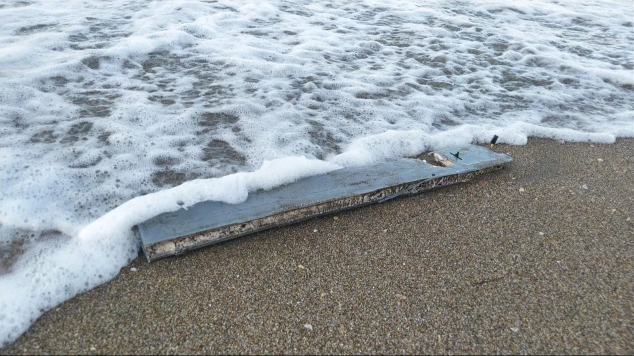Photo shows a part believed to belong to an unmanned aerial vehicle (UAV) that was found on the beach in Sinop, Türkiye, Aug. 15, 2026. (IHA Photo)