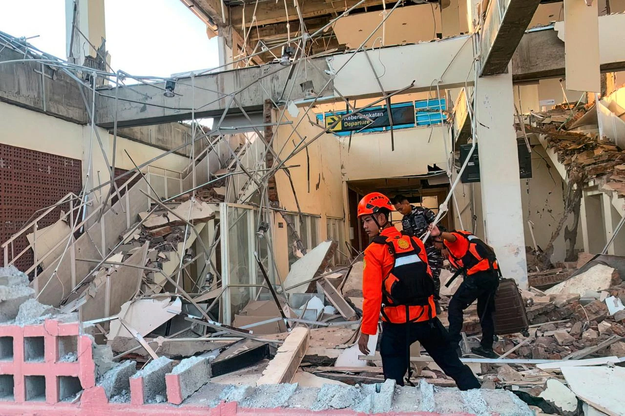 7.7M quake hits off Indonesia’s Flores Island, kills at least 20