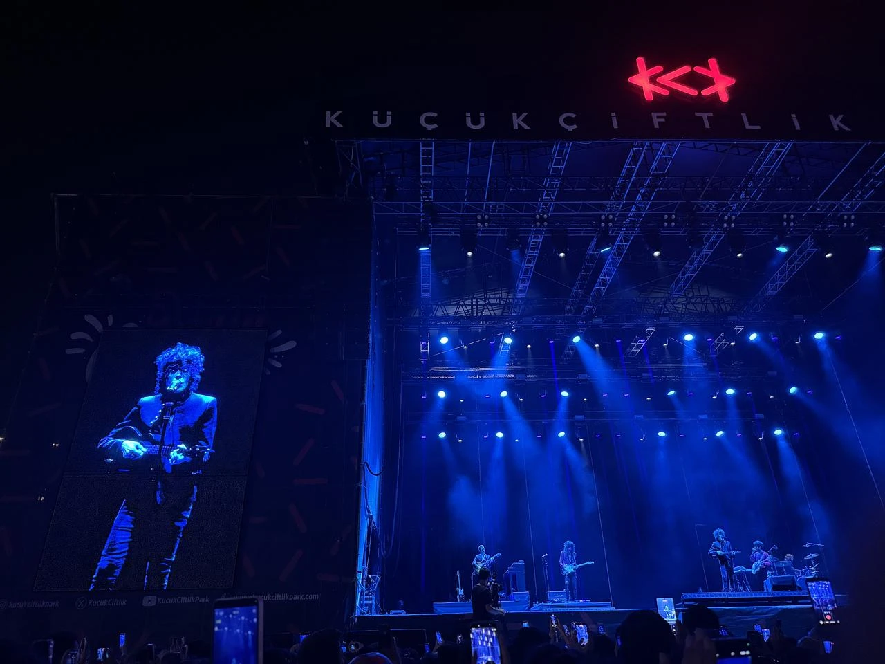 American singer-songwriter LP performs at KucukCiftlik Park in Istanbul, Türkiye. (AA Photo)
