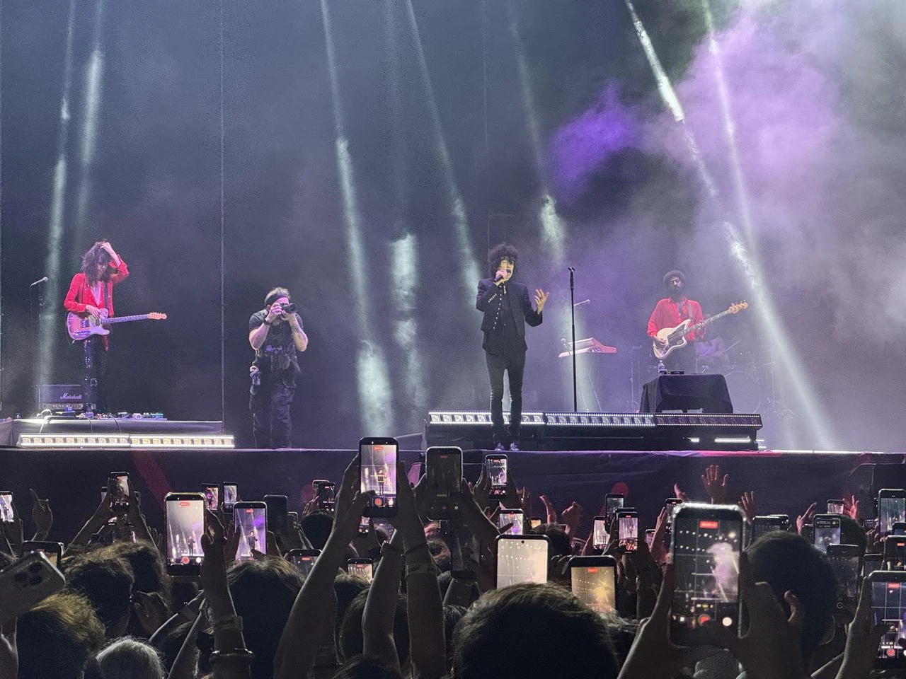 Fans hold up their phones as American singer-songwriter LP performs at KucukCiftlik Park in Istanbul, Türkiye. (AA Photo)