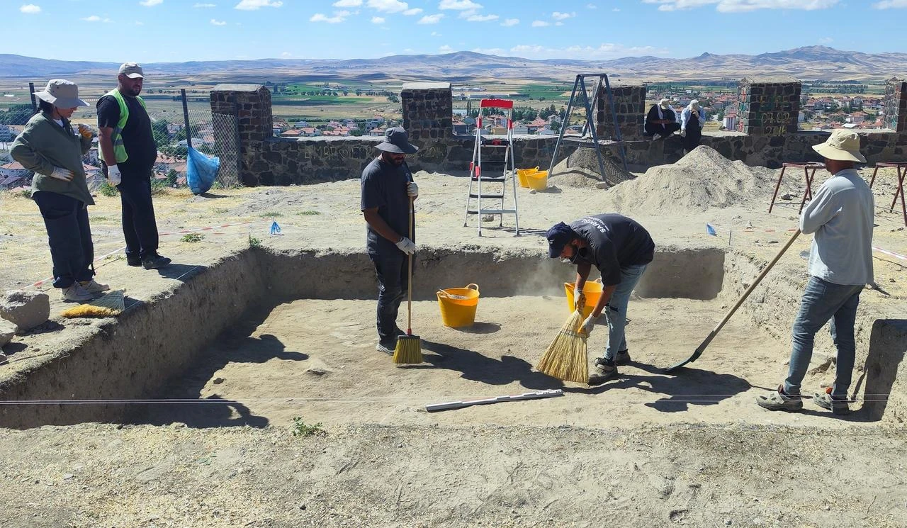 Archaeologists carry out excavations at Kale Hoyuk in the Sarkisla district of Sivas, Türkiye, where findings point to layers of settlement potentially dating back up to 5,000 years. (IHA Photo)