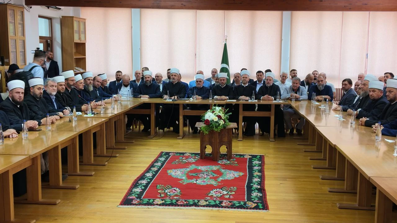The Riyasat of the Islamic Community of Serbia and the Meshihat of the Islamic Community of Serbia sign a document titled the “Statute on the Unity of the Islamic Community in Serbia” at a ceremony in Novi Pazar, Aug. 14, 2026. (AA Photo)