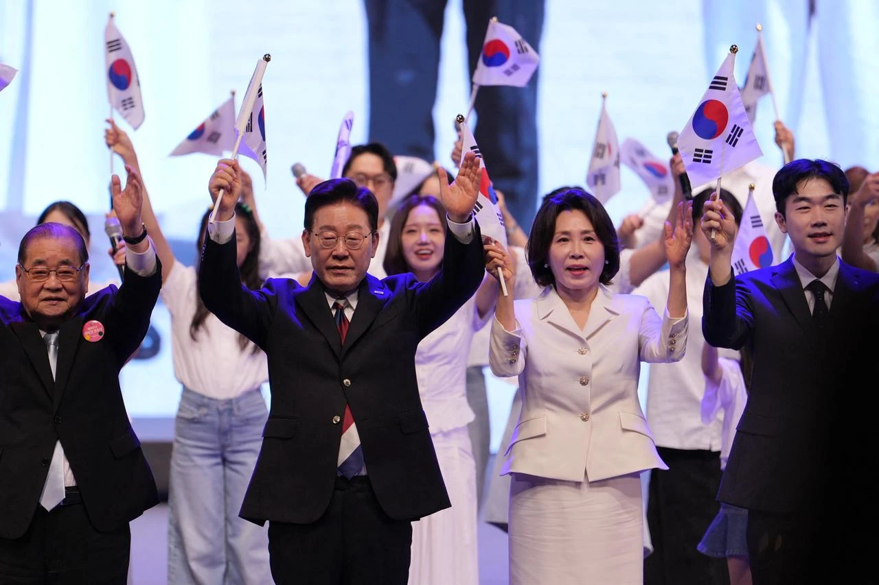 South Korean President Lee Jae Myung (centre L) and his wife Kim Hea Kyung (centre R) wave the national flags during a ceremony to celebrate the 81st anniversary of the Korean Liberation Day in Seoul on August 15, 2026. (AFP Photo)