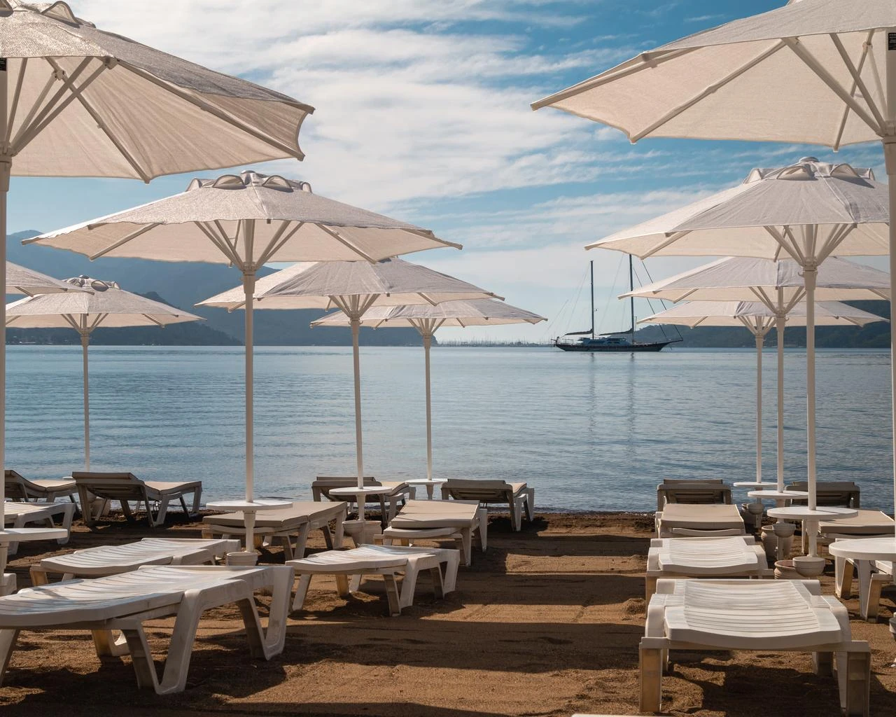 A view of a beach in Marmaris on the Aegean coast in Mugla, Türkiye. (Adobe Stock Photo)