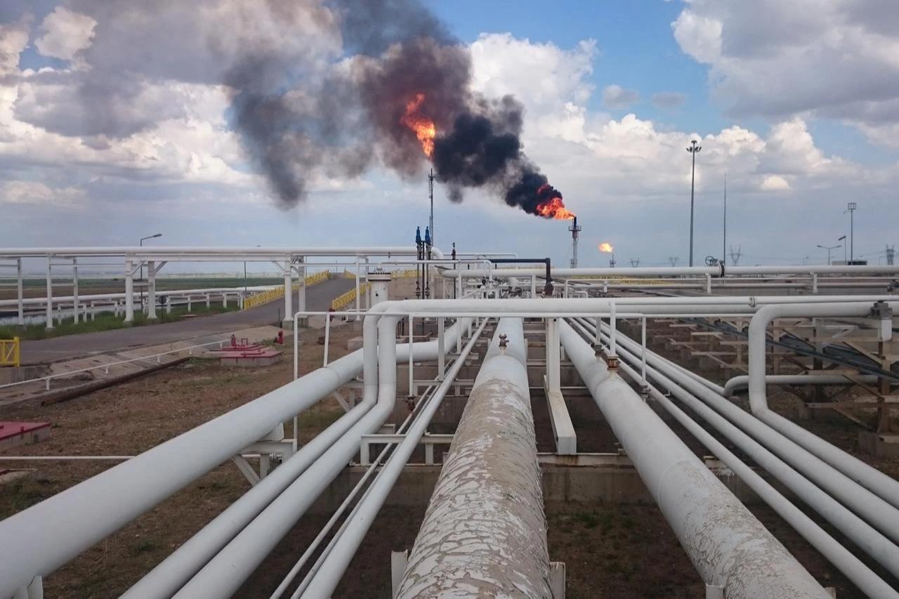 Pipelines run through an oil facility in northern Iraq. (Adobe Stock Photo)