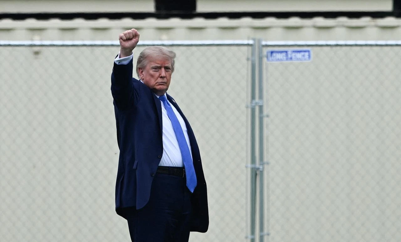 US President Donald Trump raises his fist as he walks to board Marine One on the Ellipse near the White House in Washington, DC, on August 14, 2026. (AFP Photo)