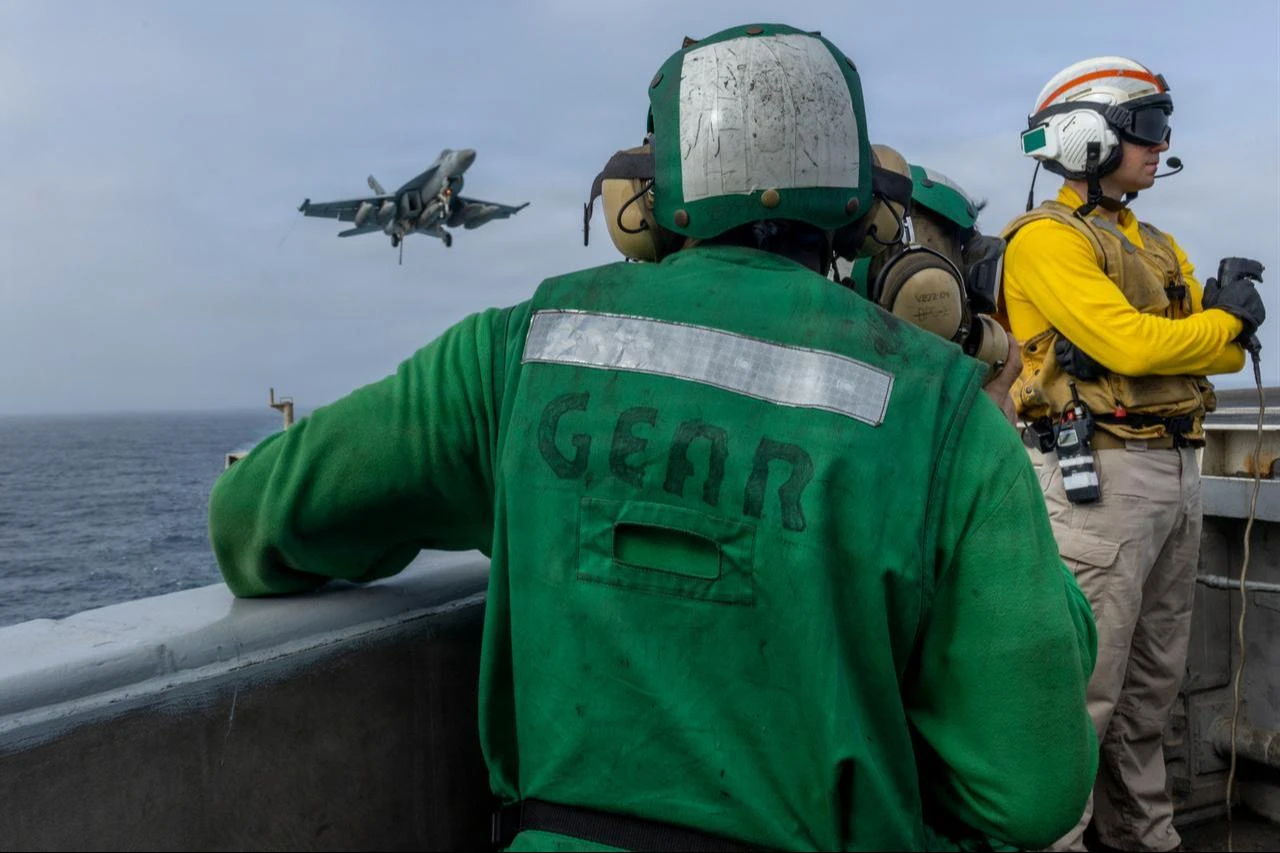 An F/A-18F Super Hornet prepares to make an arrested landing on the flight deck of Nimitz-class aircraft carrier USS Abraham Lincoln (CVN 72),Aug. 4, 2026. (Photo via U.S. Navy)