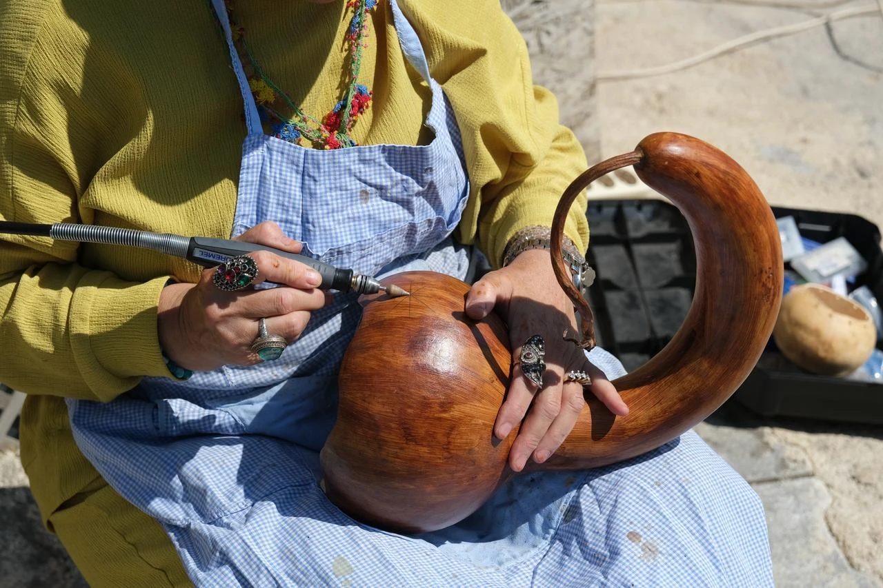 Aliye Zorlu, a retired teacher living in the Orhaneli district of Bursa working on decorative item. (AA Photo)
