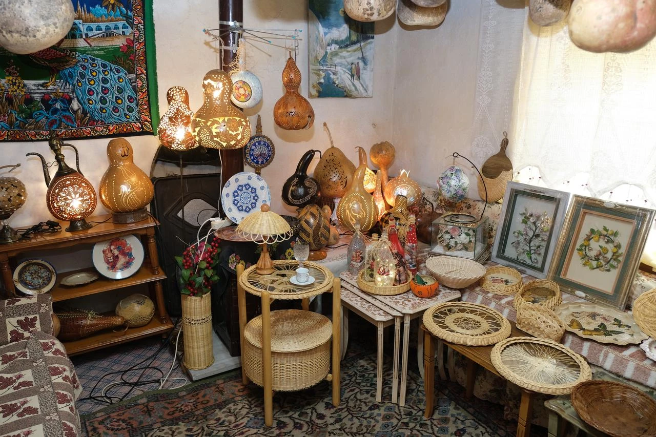 Decorative items made by Aliye Zorlu, a retired teacher living in the Orhaneli district of Bursa. (AA Photo)