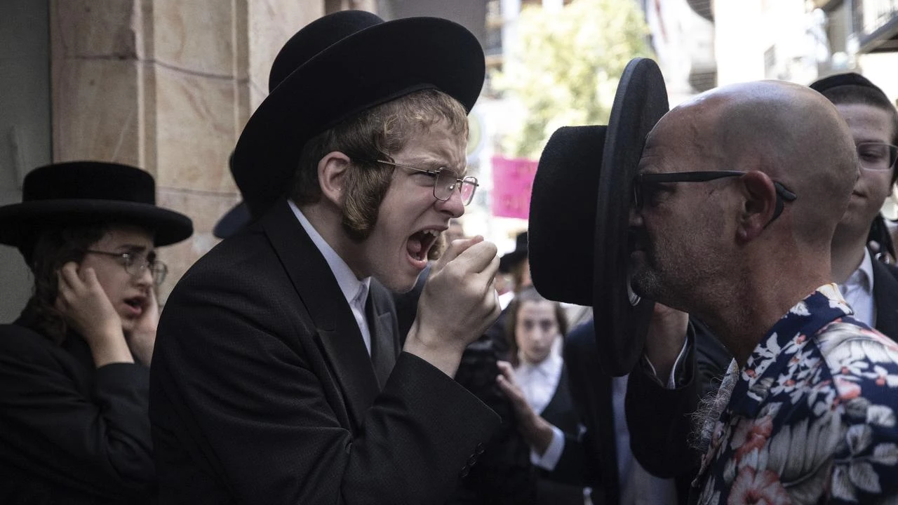 Haredi protesters confront supporters outside Jerusalem cafe