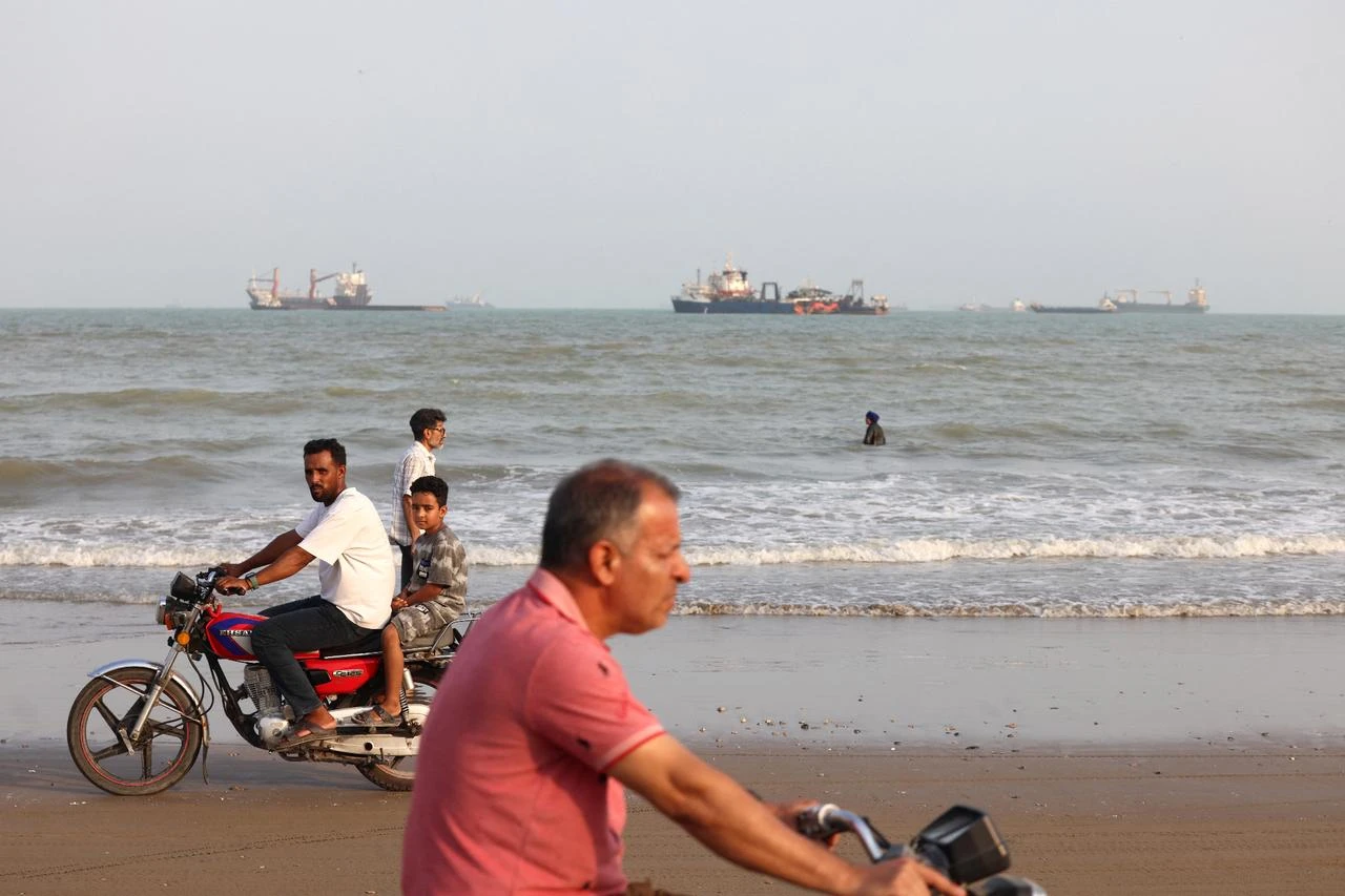 New shipping route doesn't mean Strait of Hormuz will reopen: Iran FM