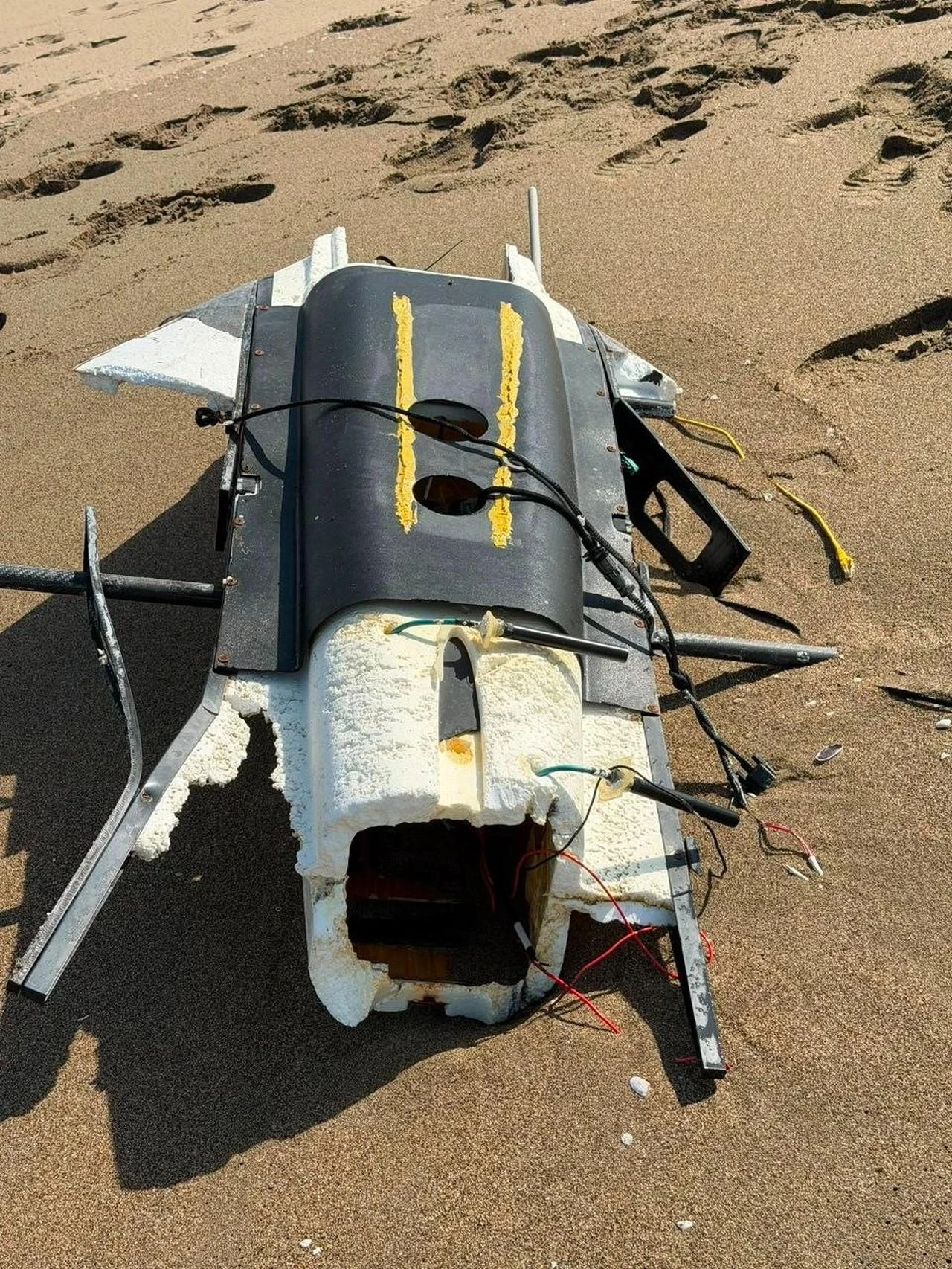 The photo shows a Gerbera-type unmanned aerial vehicle (UAV) that washed ashore in Sakarya's Kaynarca district, Türkiye, Aug. 15, 2026. (IHA Photo)
