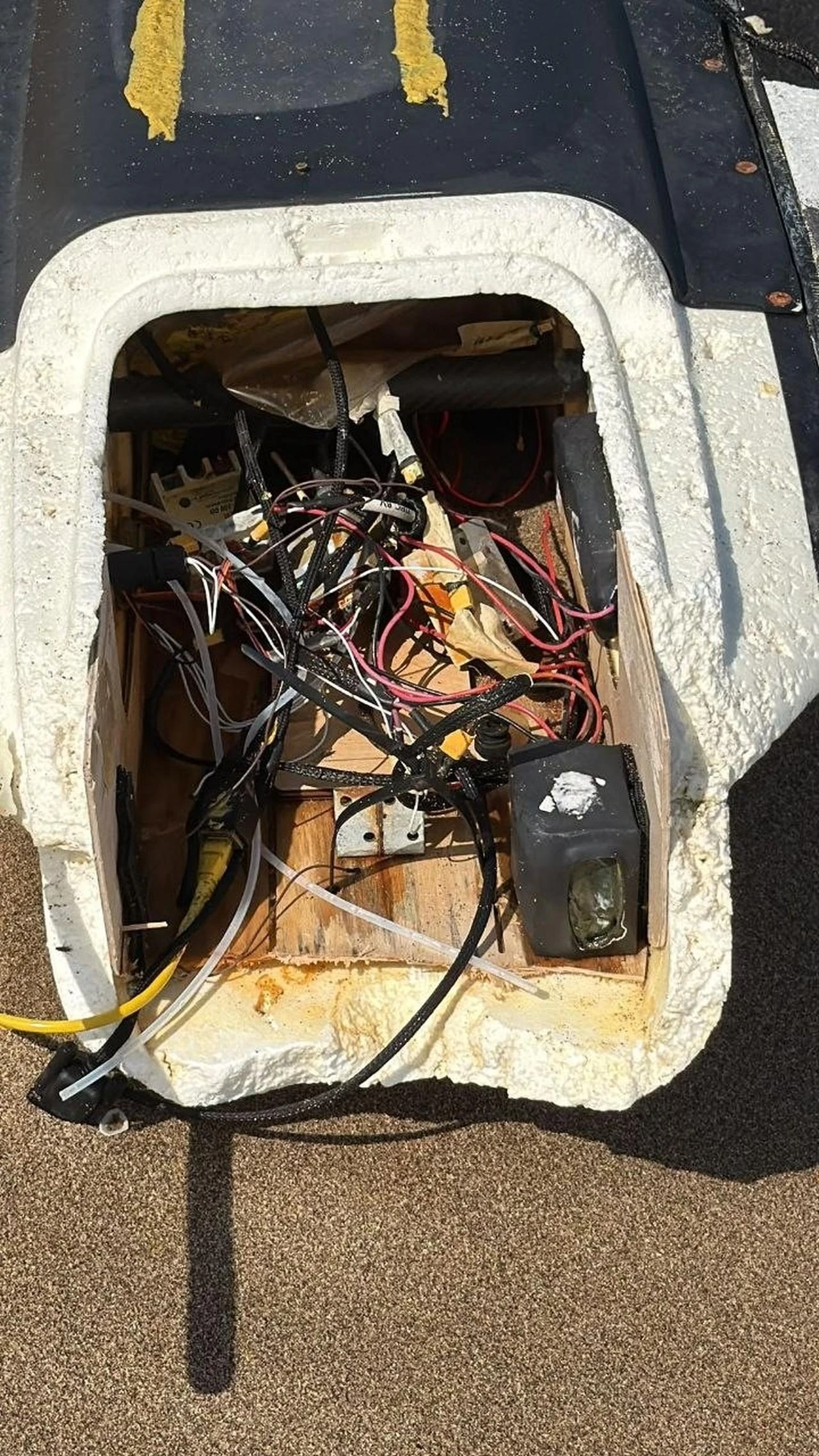 The photo shows a Gerbera-type unmanned aerial vehicle (UAV) that washed ashore in Sakarya's Kaynarca district, Türkiye, Aug. 15, 2026. (IHA Photo)