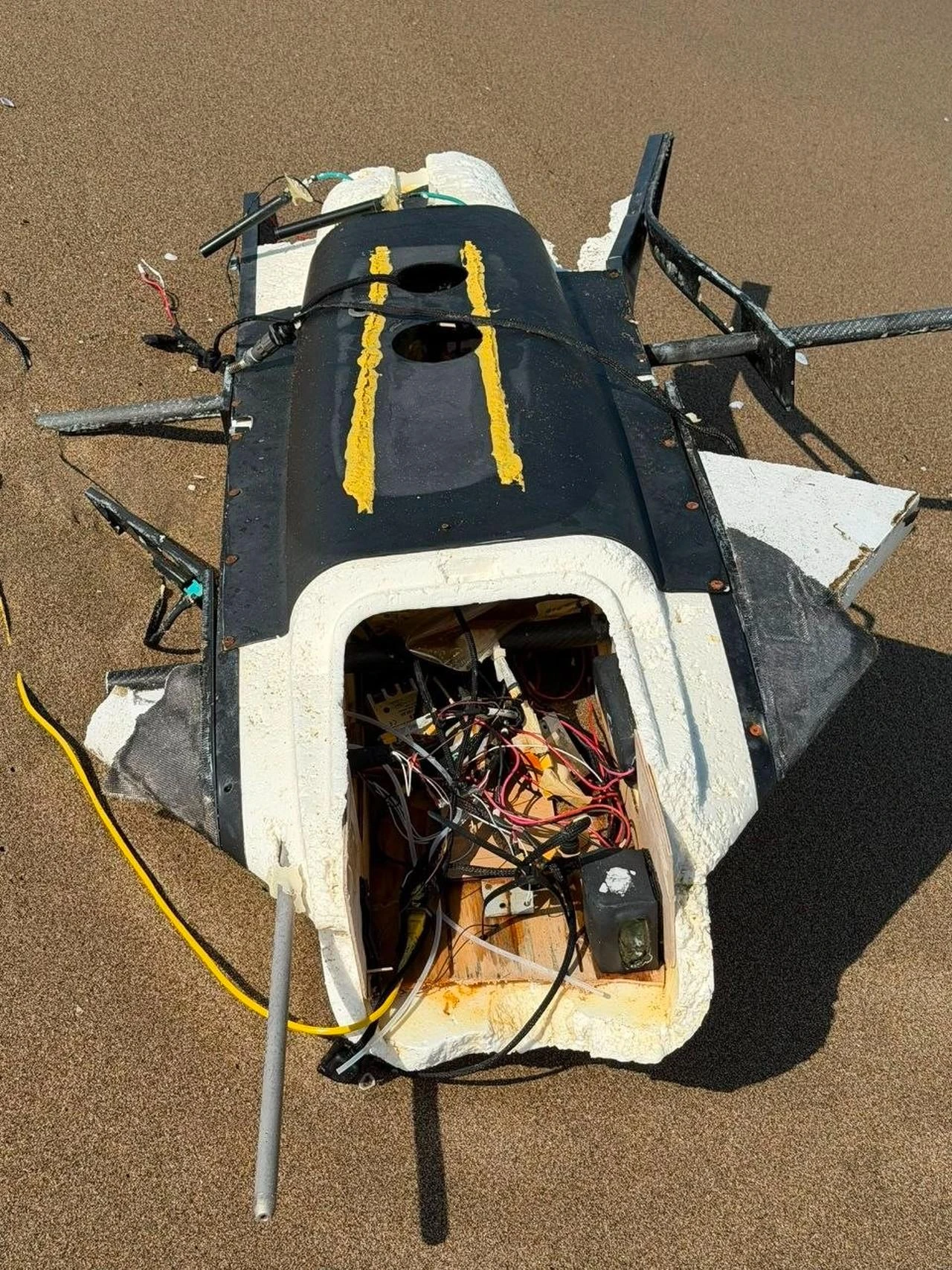 The photo shows a Gerbera-type unmanned aerial vehicle (UAV) that washed ashore in Sakarya's Kaynarca district, Türkiye, Aug. 15, 2026. (IHA Photo)