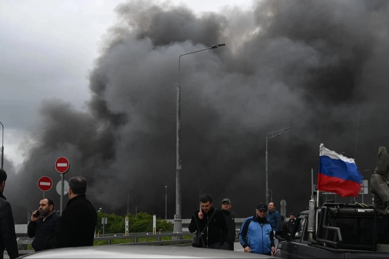 Black smoke billows from the area of Gazprom Neft’s Moscow oil refinery, located on the southeastern outskirts of Moscow, June 18, 2026. (AA Photo)