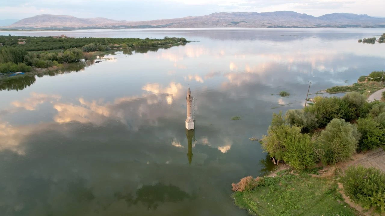 The lone minaret rises from Türkiye's flooded dam waters