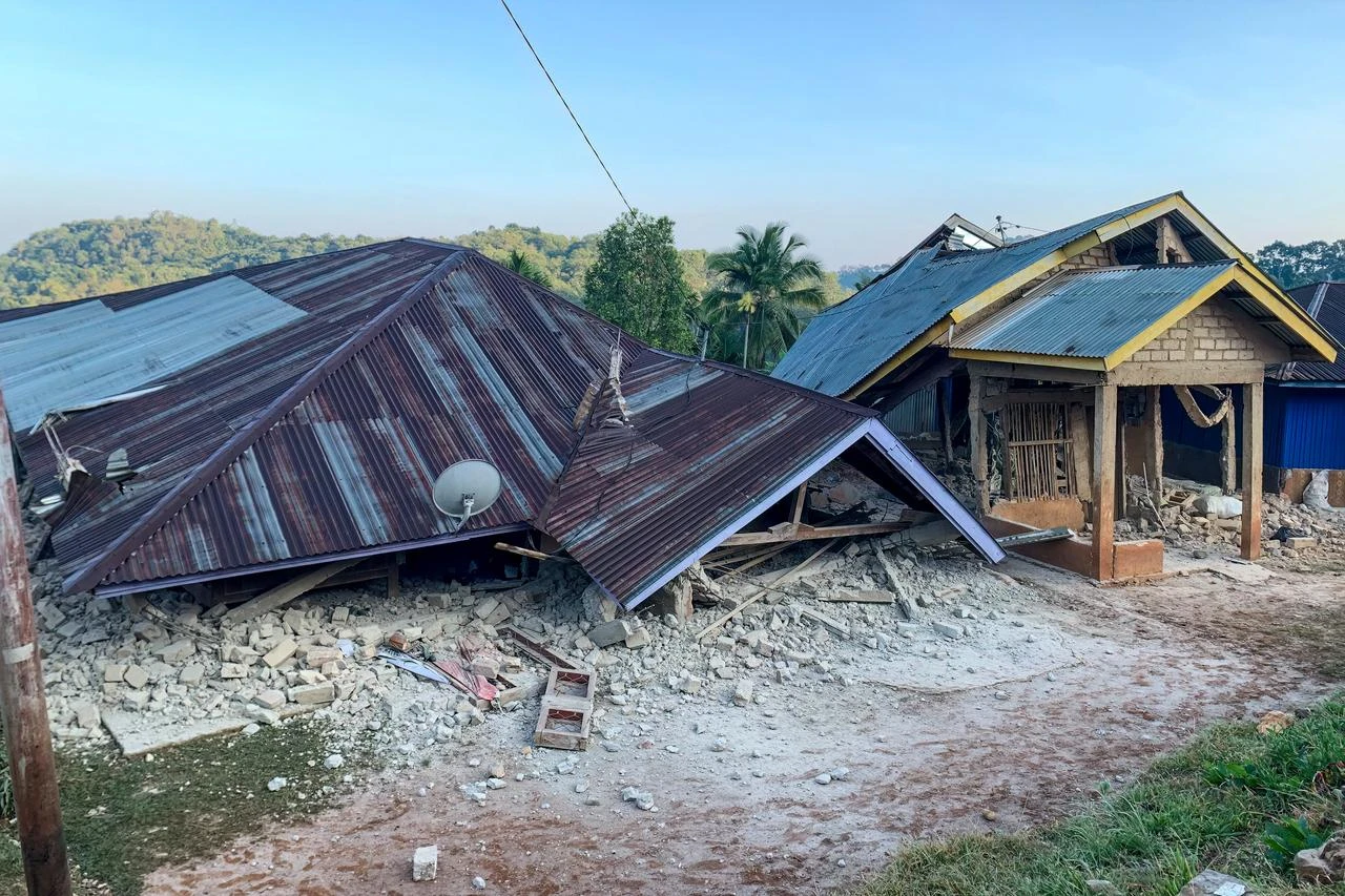 Damaged houses are seen following a 7.7-magnitude earthquake in Ruteng, Manggarai, East Nusa Tenggara, on August 15, 2026. (AFP Photo)