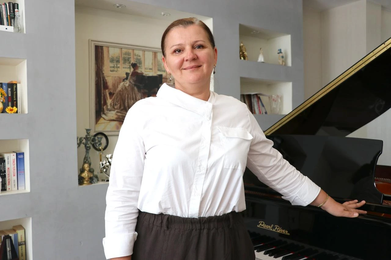 Teacher and pianist Renata Popovych Cavdar posing next to piano. (AA Photo)